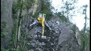 Menzi Muck A71 im Schotter-Steilhang - on crushed stone steep slope