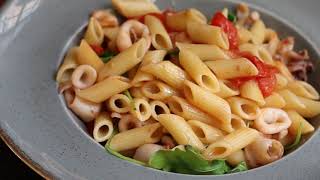 "Pasta ai Calamari Piccante: Il Segreto dello Chef in Soli 10 Minuti! 🍝🦑🌶️"