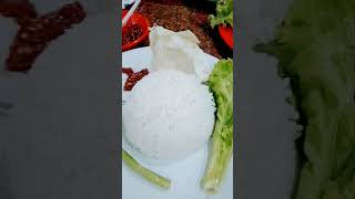 Enak banget makan lalapan sambal #indonesia #culinary #bandung #food #streetfood #breakfast #dinner