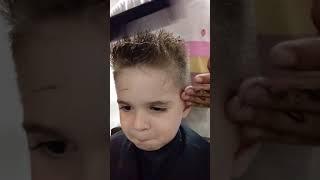 Filho cortando cabelo