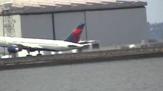 Delta 757-200 takeoff at KSFO