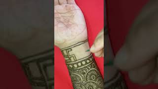 mehndi design में स्वास्तिक चिन्ह kese bnaye।।swastik mehndi।।#ytshorts