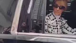 CELINE DION FAIT UN DOIGT D’HONNEUR À UNE FANS QUI LUI CHANTE UNE DE SES CHANSONS