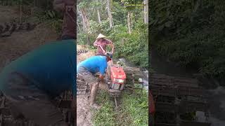 menegangkan traktor sawah melewati jalur miring dibawahnya sungai#shorts #mesintraktor