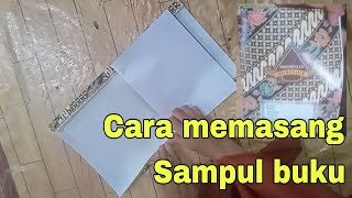 Cara memasang sampul buku.