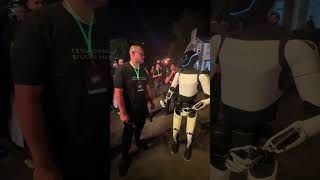 Elon Musk apresenta seus novos robôs: Humanoides que farão tudo por você!#RobotRevolution