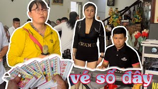 Chị Gái Bán Vé Số Hát Góp Vui Bản Nhạc Cực Hay, Ai Cũng Mua Vé Số Ủng Hộ Chị Ấy.