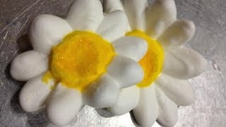 How To Make Royal Icing Daisies- Cake Decorating