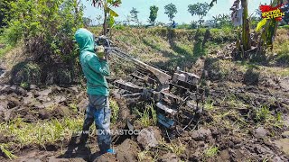 Tanah Lengket Kekurangan Air Traktor Sawah Bekerja Keras