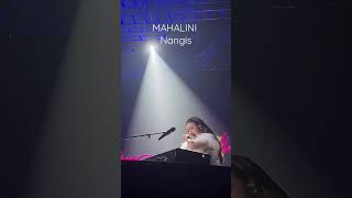 MAHALINI nyanyiin lagu buat Mama tercinta sambil nangis karna ingat mamanya saat konser