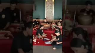 Bermain gamelan dengan anak-anak muda #shortsfeed #budaya #shortsvideo #music #foryou #gamelan