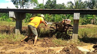 Masuk Terowongan,,,Traktor Sawah Singkal Lahan berRumput