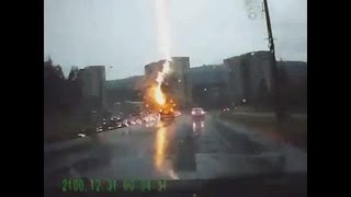 Lightning strikes the car Молния ударяет в машину