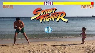 Babası ile Street Fighter Oynayan Kız