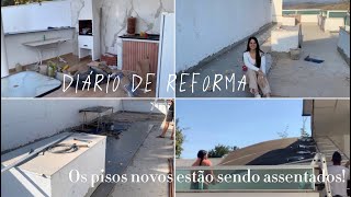 OS PISOS DA NOSSA CASA ESTÃO SENDO ASSENTADOS! | Tiramos o toldo detonado - Diário de Reforma