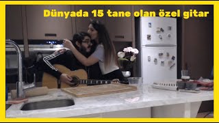 KendineMüzisyen Sevgilisinin Yayınında Gitar Çalıp Şarkı Söylüyor (Elfida,Ay Tenli Kadın...)