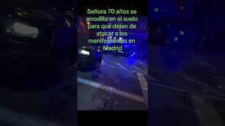 Señora de 70 años se arrodilló ante la policía para evitar agredieran a los concentrados.