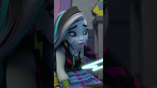 ¡Frankie descubre que Watzie es parte dragón! 💕 | Monster High™ Latino #shorts