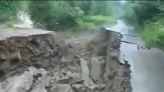 В Яремче под женщиной с детьми ушла дорога. Жуткое видео