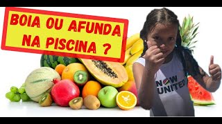 PISCINA DE FRUTAS: Jujuba faz o desafio do boia ou afunda com frutas na piscina