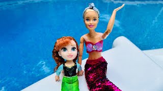 BARBIE Mermaid Swimming with Elsa and Anna Toddlers ! - Mermaids - fun - splash - pool - fun