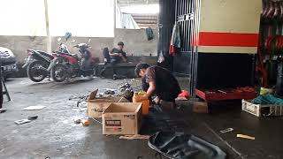 ganti oli mesin di bengkel motor (@msbtv6468)