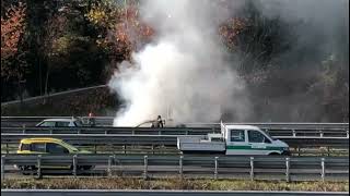 MOLTENO - Auto in fiamme sulla SS36, intervengono i pompieri