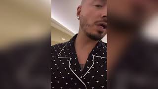 J Balvin bailando en su jet privado con el pijama puesto