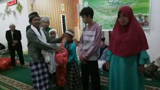 Memberikan bantuan kepada anak-anak Yatim dan Dhuafa