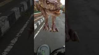 naik sepeda ketemu T-Rex