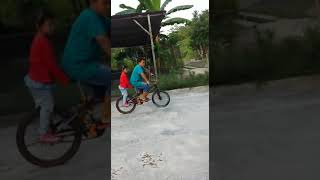 Kakak adik bonceng sepeda ala anak Indonesia#Shorts