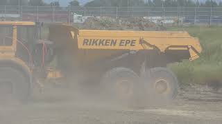 DUSTY VOLVO A30G IN ACTION !