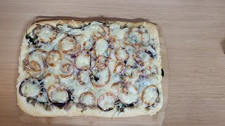 Flammkuchen mit Thunfisch und Baby Spinat. Einfaches und leckeres Rezept, das ich oft gegessen habe