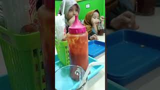 Kakak hafizah & adik wirda makan mie ayam di lodoyo