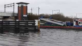 Transport 300 tons bok Triton over het PM kanaal  bij Grou