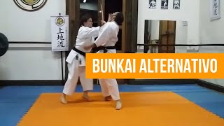 Bunkai alternativo de Sechin: Morote nukite, hiza ate.