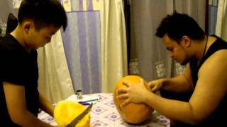 Rob & Deelan carving pumpkin