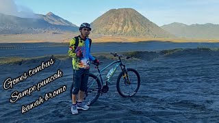 Asyiknya gowes di lautan pasir Gunung bromo