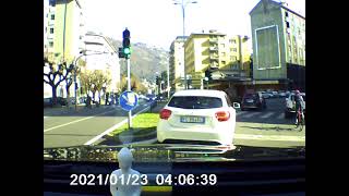 Ciclista imprudente mi taglia la strada