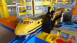 Plarail Doctor Yellow & JR train ☆Long tunnel and railroad crossing station course