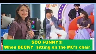 (#freenbeckisreal) SOO FUNNY!!! When BECKY  sitting on the MC’s chair so he sat on the floor instead