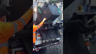 ChangeWasteRecycling Daf LF collecting a bin #garbagetruck #truck