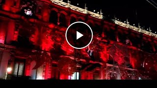 Por el Zócalo de la Ciudad de México de noche.