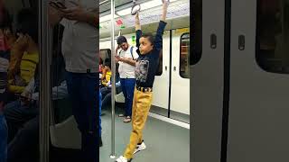 Yeh baccha aakhir kyon Delhi Metro ke handle par latak gaya