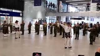 Flashmob na krakowskim lotnisku!