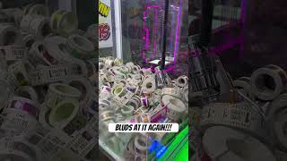 Claw machine challenge!!! #funny #funnymoment #funnymoments #shorts #clawmachine