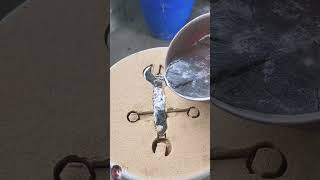 صهر المعادن صب علي الرمال صنعات جديده #satisfying #experiment #art #shorts