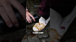 gak khawatir ketumpahan kopi di sepatu putih