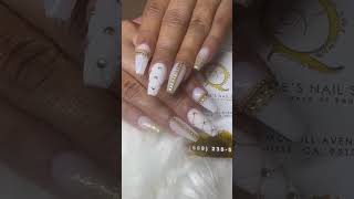 White and gold Nail Design @queeniesnailspa   #nailart #naildesign #nailsalon #goldnails