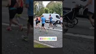 Actor Colin Farrell ayudó a amiga en silla de ruedas durante el Maratón de Dublin